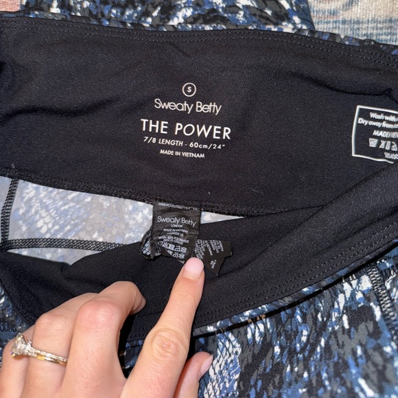 Sweaty Betty Power 7/8 Gym Leggings in
Blue Snake Small - Picture 4 of 6